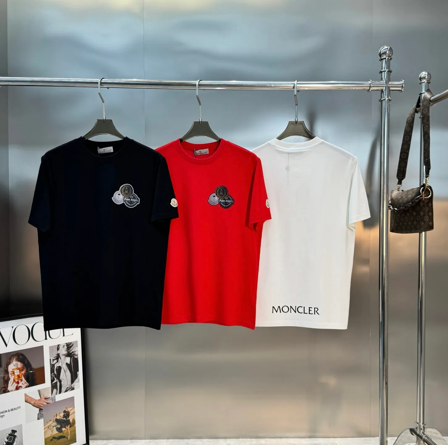 ⚜️ MONCLER 26s T . 190g . Breathable， ! New Arrival . ， 。 . ， ， ，Sneakers !MONCLERPremium ， ， ! ！ ：Black.White.Bright Red.Sizes：M-3XL（S 4XL ） ❗️175/145 XL